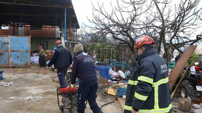 Bursa itfaiyesi gece yangında gündüz ahırda