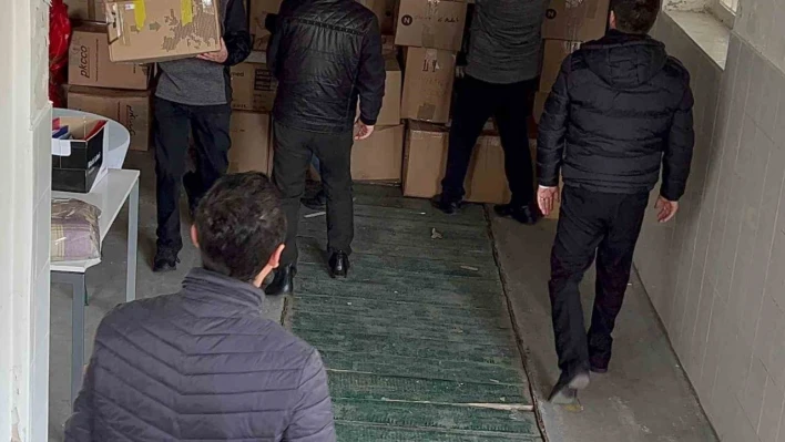 Büyükelçi ve gönüllüler yardım tırlarını ve kamyonlarını birlikte yüklediler
