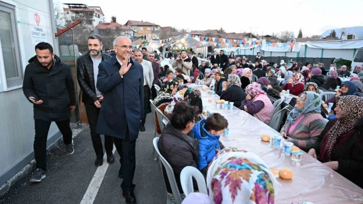 Büyükşehir Adayı Sami Er, depremzedelerle iftar yaptı