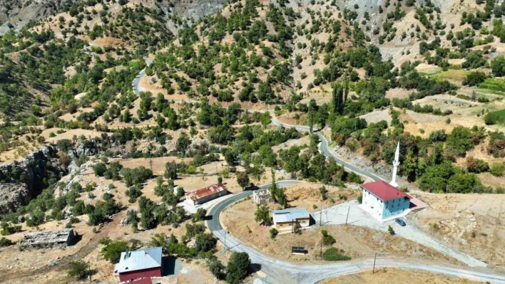 Büyükşehir'in Pütürge'de asfalt çalışmaları sürüyor