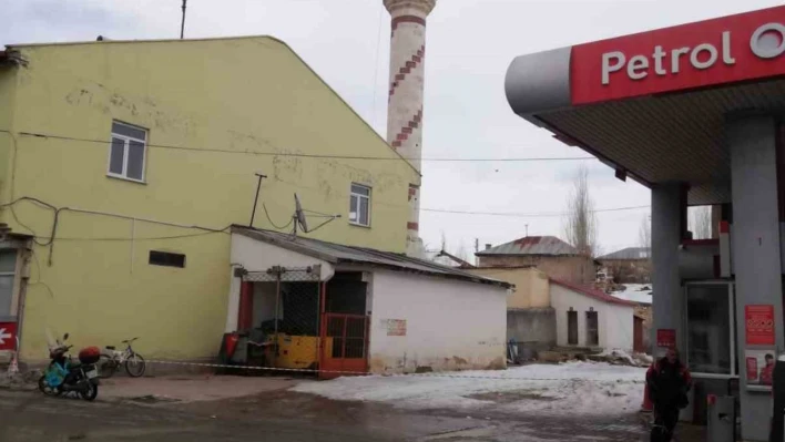 Büyükşehir Sarız'da hasarlı minareyi sorunsuz şekilde yıktı