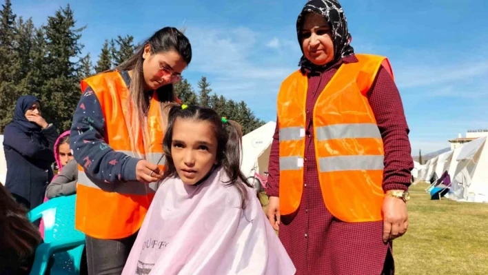 Çadır kentteki depremzedelere gönüllü tıraş hizmeti