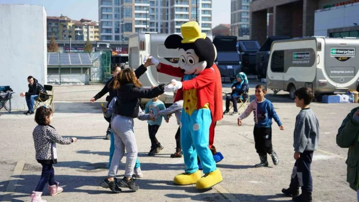 Çadırda kalan depremzede çocuklara moral