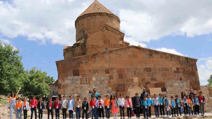 Çaldıranlı çocuklar ilk defa gördükleri Akdamar Adası'na hayran kaldı