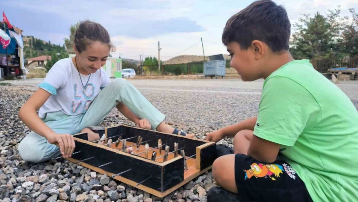 Çamaşır mandalı ile şişten yaptıkları langırt en büyük eğlenceleri oldu