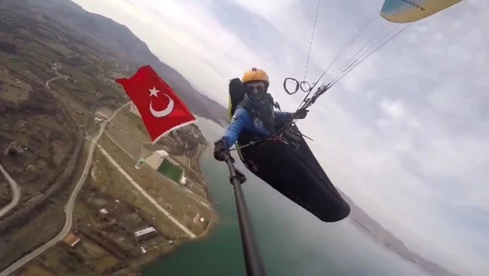 Çanakkale Zaferinin yıl dönümünü, gökyüzünde paraşütle uçarak kutladı