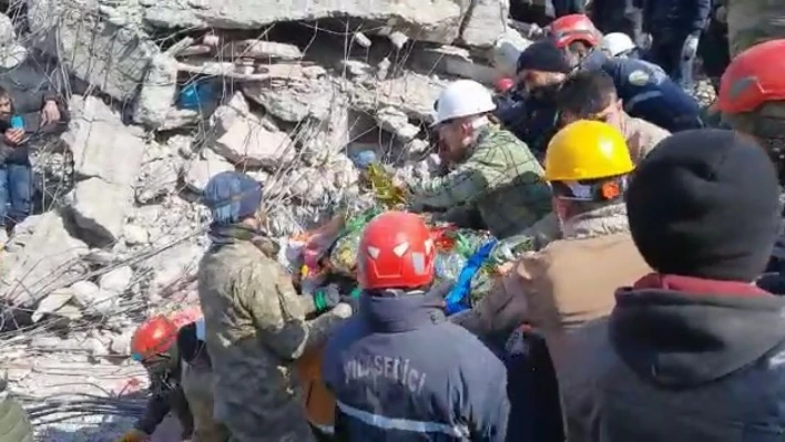 Canik ekibi 129 saat sonunca enkazdan çocuk kurtardı