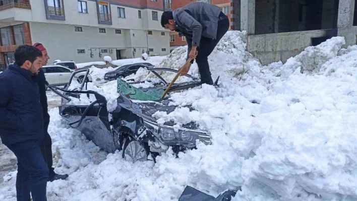 Çatıdan düşen kar kütlesi otomobili kullanılamaz hale getirdi