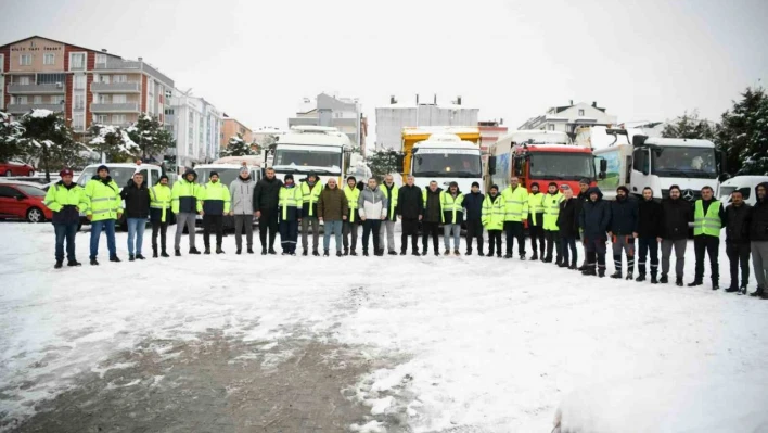 Çayırova'dan 33 kişilik ekip ve 13 araç Hatay'a doğru yola çıktı