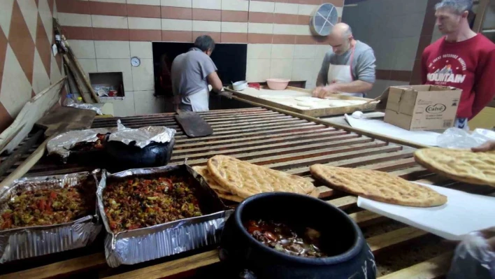 Çemişgezek'te fırıncıların yoğun Ramazan mesaisi devam ediyor