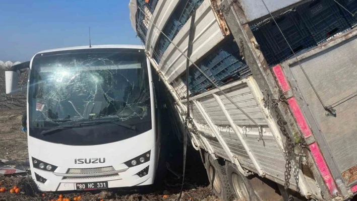 Cezaevi aracıyla kamyon çarpıştı: 23 yaralı