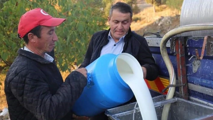Çiftçilerden afetzedelere süt bağışı
