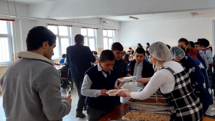 Çıldır'daki öğrencilere ücretsiz yemek hizmeti