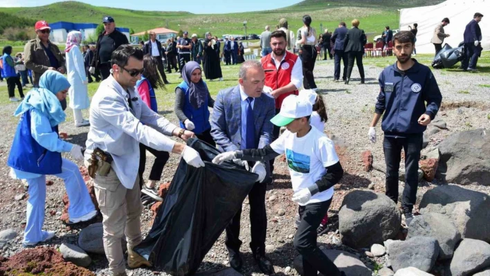 Çıldır Gölü'nde kıyı temizliği yapıldı