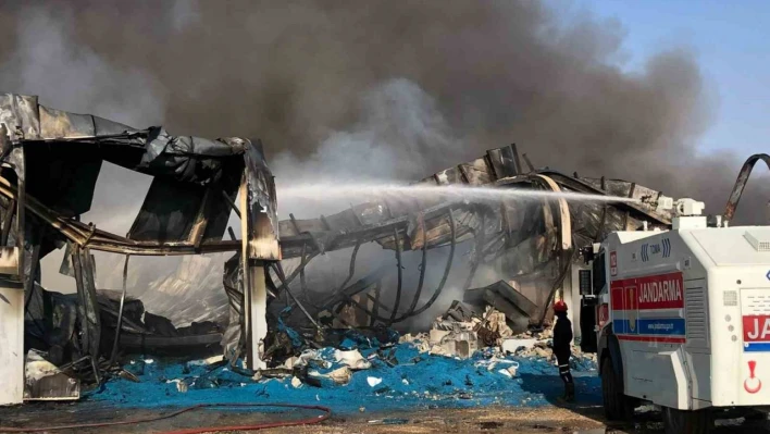 Cizre'de 6 saattir devam eden yangına TOMA'lar da müdahale ediyor