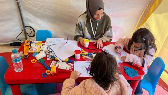 Çocuklar oyunlarla depremin acısını unutmaya çalışıyor