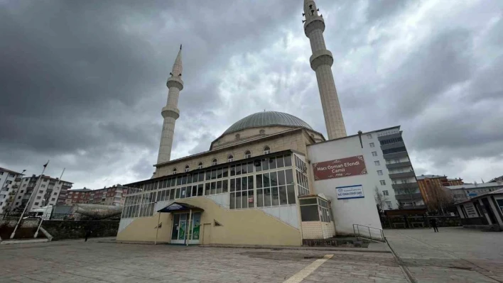 Çocukların biber gazlı oyunu cami cemaatini namazından etti, imam teravih namazını tamamlayamadı