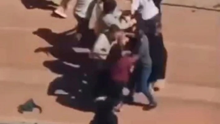 Çocukların kavgasına aileler karıştı: Kadınlar saç baş birbirine girdi