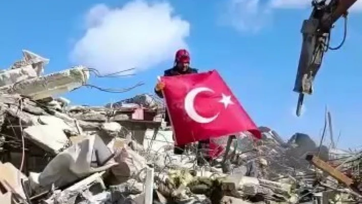 Çorum AFAD ekibinin Türk bayrağı hassasiyeti