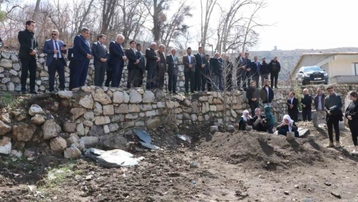 Çukurca'da deprem şehitleri anıldı