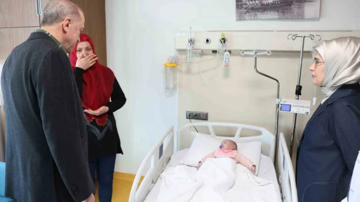 Cumhurbaşkanı Erdoğan, İstanbul'a getirilen depremzedeleri ziyaret etti