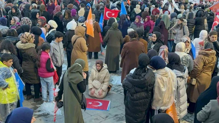 Cumhurbaşkanı Erdoğan konuşurken Türk bayrağını önüne bırakıp miting alanında namaz kıldı