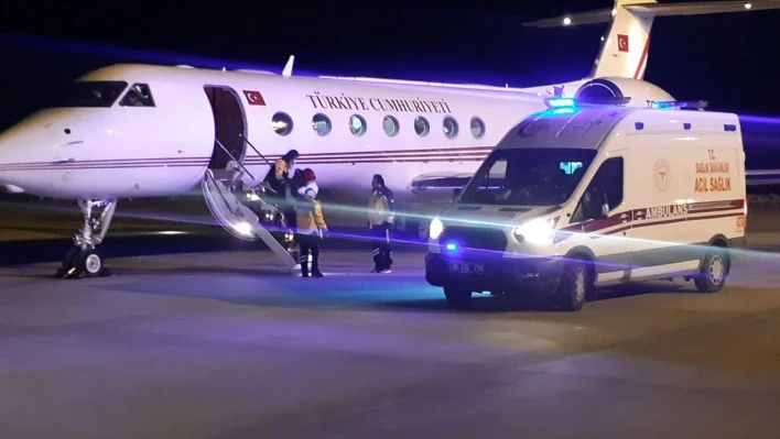 Cumhurbaşkanlığına ait uçak deprem bölgesinden 15 bebeği Ankara'ya getirdi