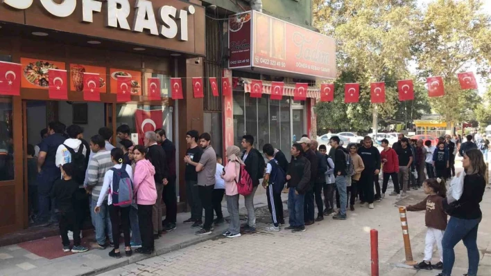 Cumhuriyet Bayramı nedeniyle vatandaşlara ücretsiz yemek  dağıttı