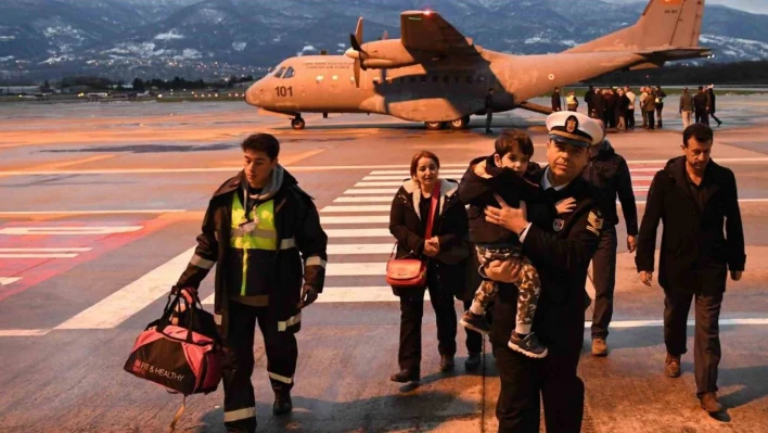 Deniz Kuvvetlerine ait uçaklarla depremzede tahliyesine devam ediliyor