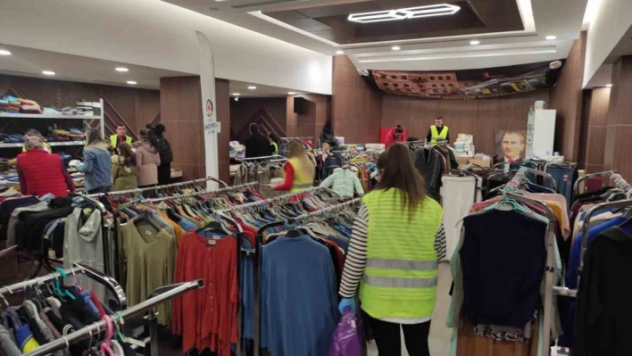 Denizli Büyükşehir, 4 binden fazla depremzedeye sıfır giysi yardımı yaptı