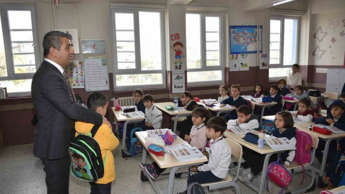 Denizli'de 850 depremzede öğrenci yeni arkadaşlarıyla ilk derslerine katıldı