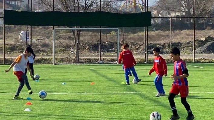 Denizli'de futbol okulu depremzede miniklere kapılarını açtı