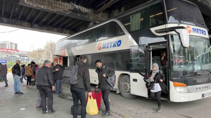 Deprem bölgelerinden afetzedeler otobüsle İstanbul'a geldi