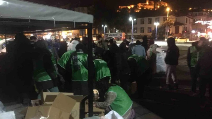 Deprem bölgelerine gece de yardımlar devam etti