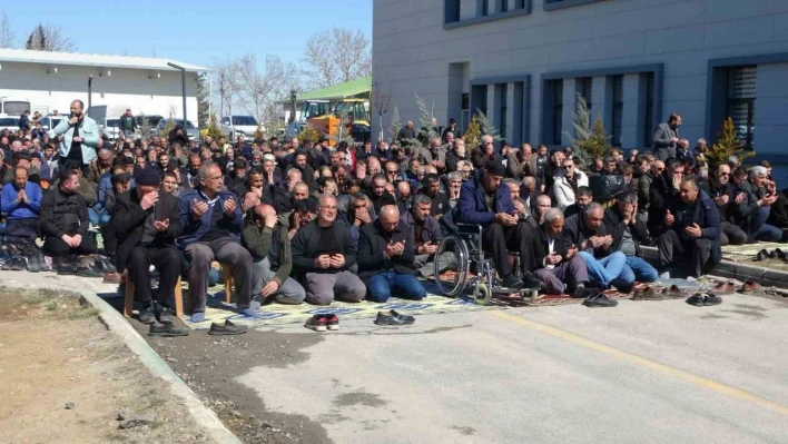 Deprem bölgesi Malatya'da Ramazan'ın ilk cuma namazı kılındı