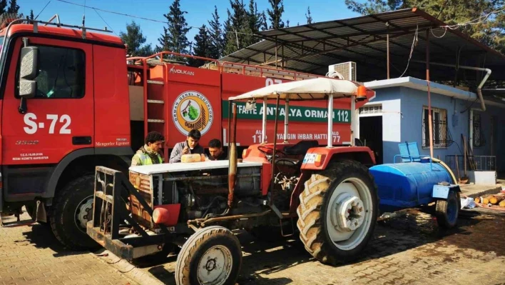 Deprem bölgesinde bulunan 'ateş savaşçıları' afetzedelere su taşıyor