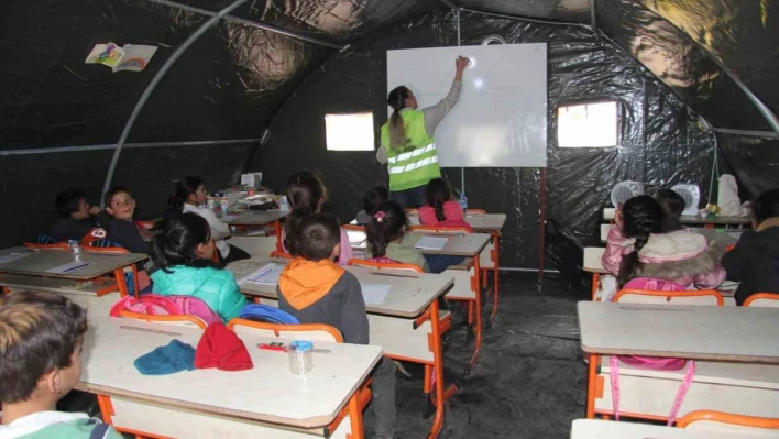 Deprem bölgesinde eğitim çadırda başladı