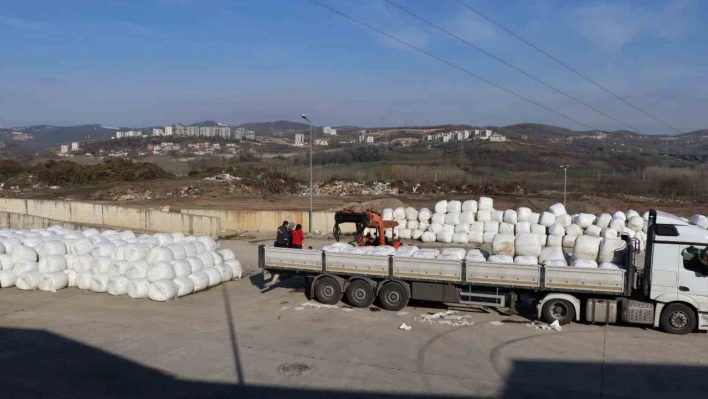 Deprem bölgesindeki çiftçiler için 3 tır dolusu hayven yemi desteği