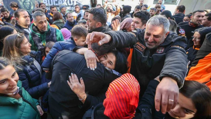 Deprem bölgesinden dönen BUCAKUT'a duygusal karşılama