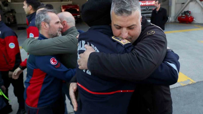 Deprem bölgesinden dönen Sakarya ekibine duygusal karşılama