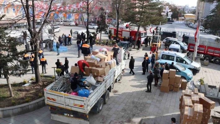Deprem bölgesine 5 tır yardım malzemesi ile 10 kişilik aşevi gönderildi