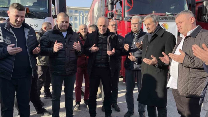 Deprem bölgesine giden yardım tırları dualarla uğurlandı
