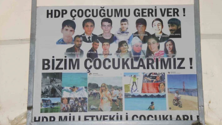 Deprem felaketine rağmen HDP önündeki aileler çocuklarının yolunu gözlüyor