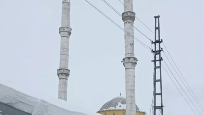 Depremde cami minaresi beşik gibi sallandı, o anlar kamerada