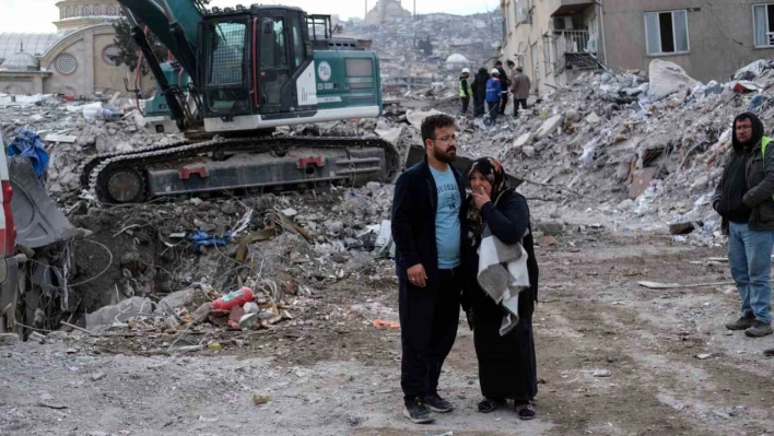 Depremde değil enkaz başında öldü