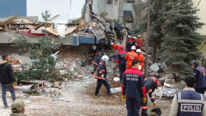 Depremde enkaz altında kalan kuran kursu hocasının cansız bedenine ulaşıldı