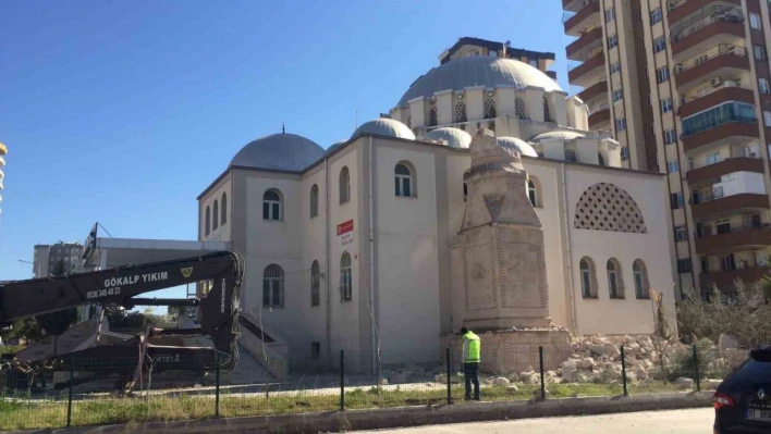 Depremde hasar gören caminin minaresi kontrollü şekilde yıkıldı