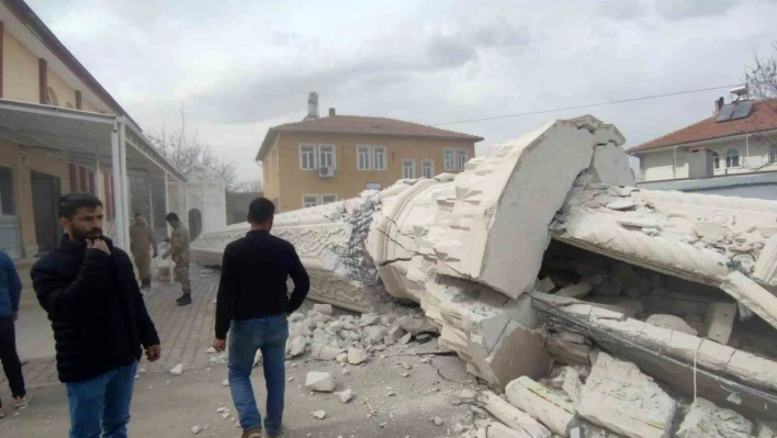 Depremde hasar gören caminin minaresi kontrollü şekilde yıkıldı