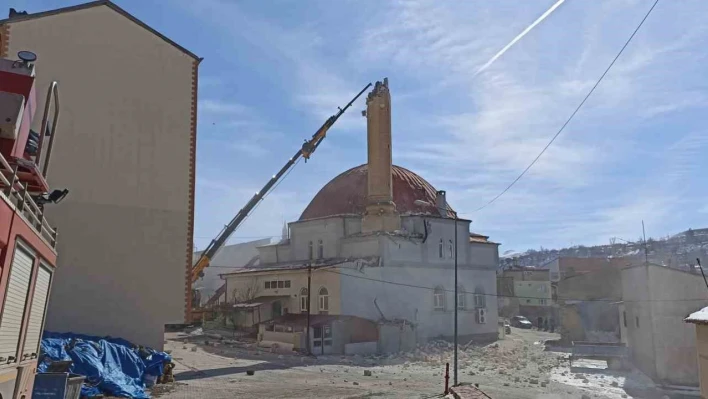 Depremde hasar gören minareler yıkılıyor