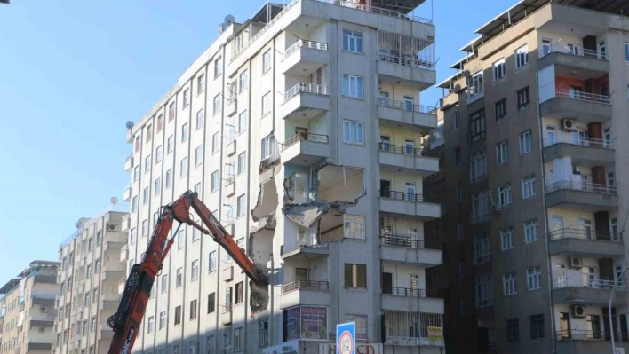 Depremde hasar gören ve çökme tehlikesi geçiren Altınkaya apartmanı yıkılıyor